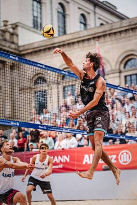 Beachvolleyball Männer Allianz German Beach Club Finals Die Finals 2026 Hannover Finale Eintracht Spontent (Düsseldorf) vs. Hauptstadt Beacher (Berlin) 26.07.2026 Niklas Held Hannover Opernplatz Niedersachsen Deutschland *** Men s Beach Volleyball Allianz German Beach Club Finals The 2026 Finals in Hanover: Eintracht Spontent Düsseldorf vs. Hauptstadt Beacher Berlin, July 26, 2026, Niklas Held, Opernplatz, Hanover, Lower Saxony, Germany