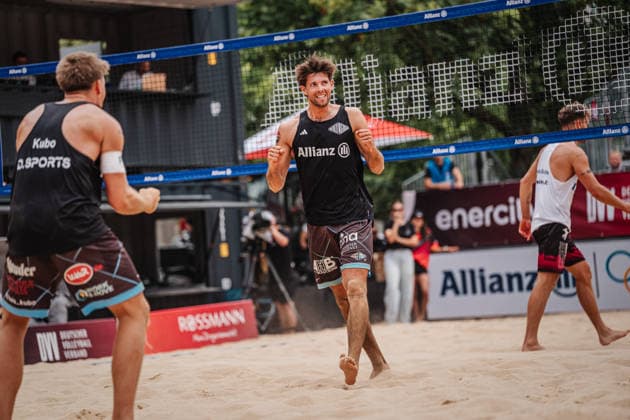 Beachvolleyball Männer Allianz German Beach Club Finals Die Finals 2026 Hannover Finale Eintracht Spontent (Düsseldorf) vs. Hauptstadt Beacher (Berlin) 26.07.2026 Niklas Held jubelt Hannover Opernplatz Niedersachsen Deutschland *** Men s Beach Volleyball Allianz German Beach Club Finals The 2026 Finals in Hanover: Eintracht Spontent Düsseldorf vs. Hauptstadt Beacher Berlin, July 26, 2026. Niklas Held celebrates at Opernplatz in Hanover, Lower Saxony, Germany