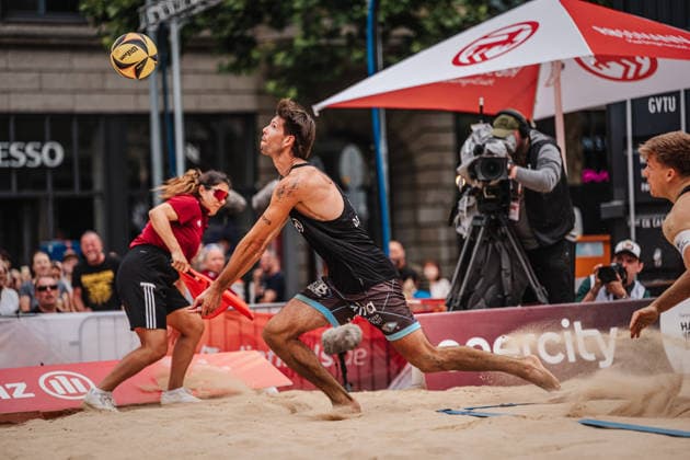 Beachvolleyball Männer Allianz German Beach Club Finals Die Finals 2026 Hannover Finale Eintracht Spontent (Düsseldorf) vs. Hauptstadt Beacher (Berlin) 26.07.2026 Niklas Held Hannover Opernplatz Niedersachsen Deutschland *** Men s Beach Volleyball Allianz German Beach Club Finals The 2026 Finals in Hanover: Eintracht Spontent Düsseldorf vs. Hauptstadt Beacher Berlin, July 26, 2026, Niklas Held, Opernplatz, Hanover, Lower Saxony, Germany
