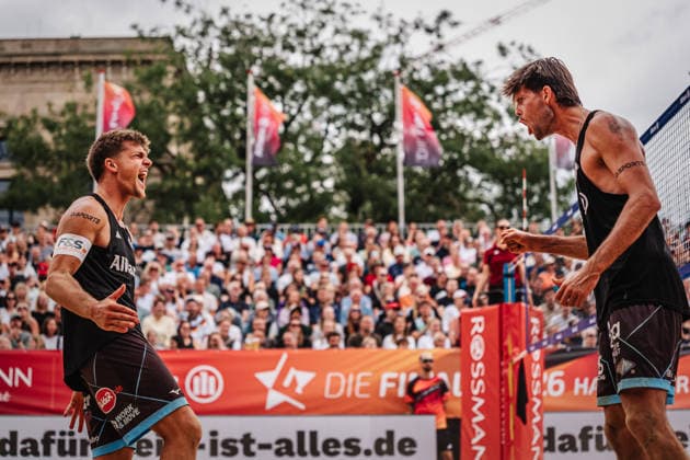 Beachvolleyball Männer Allianz German Beach Club Finals Die Finals 2026 Hannover Finale Eintracht Spontent (Düsseldorf) vs. Hauptstadt Beacher (Berlin) 26.07.2026 v.l. Luis Kubo und Niklas Held jubeln Hannover Opernplatz Niedersachsen Deutschland *** Men s Beach Volleyball Allianz German Beach Club Finals: The 2026 Finals in Hanover—Final Match: Eintracht Spontent Düsseldorf vs. Hauptstadt Beacher Berlin, July 26, 2026. Pictured: Luis Kubo and Niklas Held celebrate at Opernplatz in Hanover, Lower Saxony, Germany
