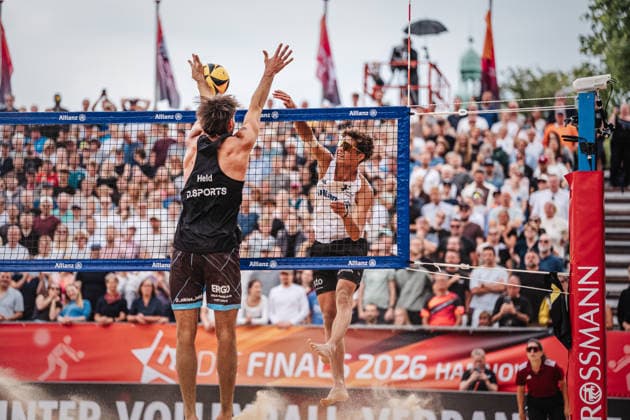 Beachvolleyball Männer Allianz German Beach Club Finals Die Finals 2026 Hannover Finale Eintracht Spontent (Düsseldorf) vs. Hauptstadt Beacher (Berlin) 26.07.2026 v.l. Niklas Held gegen Filo Wüst Hannover Opernplatz Niedersachsen Deutschland *** Men s Beach Volleyball Allianz German Beach Club Finals: The 2026 Finals in Hanover—Final Match: Eintracht Spontent Düsseldorf vs. Hauptstadt Beacher Berlin, July 26, 2026, v l Niklas Held vs. Filo Wüst, Opernplatz, Hanover, Lower Saxony, Germany