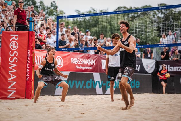 Beachvolleyball Männer Allianz German Beach Club Finals Die Finals 2026 Hannover Finale Eintracht Spontent (Düsseldorf) vs. Hauptstadt Beacher (Berlin) 26.07.2026 v.l. Luis Kubo und Niklas Held jubeln Hannover Opernplatz Niedersachsen Deutschland *** Men s Beach Volleyball Allianz German Beach Club Finals: The 2026 Finals in Hanover—Final Match: Eintracht Spontent Düsseldorf vs. Hauptstadt Beacher Berlin, July 26, 2026. Pictured: Luis Kubo and Niklas Held celebrate at Opernplatz in Hanover, Lower Saxony, Germany