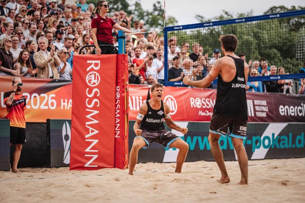 Beachvolleyball Männer Allianz German Beach Club Finals Die Finals 2026 Hannover Finale Eintracht Spontent (Düsseldorf) vs. Hauptstadt Beacher (Berlin) 26.07.2026 v.l. Luis Kubo und Niklas Held jubeln Hannover Opernplatz Niedersachsen Deutschland *** Men s Beach Volleyball Allianz German Beach Club Finals: The 2026 Finals in Hanover—Final Match: Eintracht Spontent Düsseldorf vs. Hauptstadt Beacher Berlin, July 26, 2026. Pictured: Luis Kubo and Niklas Held celebrate at Opernplatz in Hanover, Lower Saxony, Germany