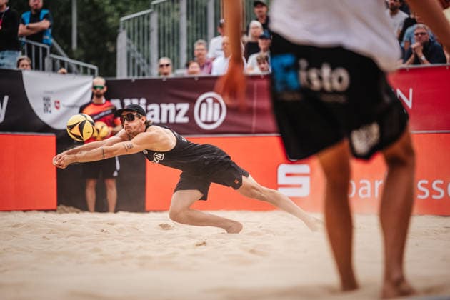 Beachvolleyball Männer Allianz German Beach Club Finals Die Finals 2026 Hannover Finale Eintracht Spontent (Düsseldorf) vs. Hauptstadt Beacher (Berlin) 26.07.2026 Lukas Pfretzschner Hannover Opernplatz Niedersachsen Deutschland *** Men s Beach Volleyball Allianz German Beach Club Finals The 2026 Finals in Hanover: Eintracht Spontent Düsseldorf vs. Hauptstadt Beacher Berlin, July 26, 2026, Lukas Pfretzschner, Opernplatz, Hanover, Lower Saxony, Germany