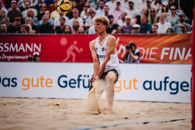 Beachvolleyball Männer Allianz German Beach Club Finals Die Finals 2026 Hannover Finale Eintracht Spontent (Düsseldorf) vs. Hauptstadt Beacher (Berlin) 26.07.2026 Tamo Wüst Annahme Hannover Opernplatz Niedersachsen Deutschland *** Men s Beach Volleyball Allianz German Beach Club Finals: The 2026 Finals in Hanover—Final Match: Eintracht Spontent Düsseldorf vs. Hauptstadt Beacher Berlin, July 26, 2026, Tamo Wüst, Serve, Hanover Opernplatz, Lower Saxony, Germany