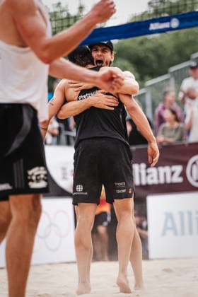 Beachvolleyball Männer Allianz German Beach Club Finals Die Finals 2026 Hannover Finale Eintracht Spontent (Düsseldorf) vs. Hauptstadt Beacher (Berlin) 26.07.2026 v.l. Lukas Pfretzschner und Paul Henning jubeln Hannover Opernplatz Niedersachsen Deutschland *** Men s Beach Volleyball Allianz German Beach Club Finals: The 2026 Finals in Hanover—Final Match: Eintracht Spontent Düsseldorf vs. Hauptstadt Beacher Berlin, July 26, 2026. Photo by Lukas Pfretzschner and Paul Henning celebrating at Opernplatz in Hanover, Lower Saxony, Germany