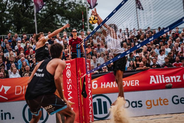 Beachvolleyball Männer Allianz German Beach Club Finals Die Finals 2026 Hannover Finale Eintracht Spontent (Düsseldorf) vs. Hauptstadt Beacher (Berlin) 26.07.2026 v.l. Luis Kubo wird geblockt von Filo Wüst Hannover Opernplatz Niedersachsen Deutschland *** Men s Beach Volleyball Allianz German Beach Club Finals The 2026 Finals in Hanover: Eintracht Spontent Düsseldorf vs. Hauptstadt Beacher Berlin, July 26, 2026. Left: Luis Kubo is blocked by Filo Wüst. Opernplatz, Hanover, Lower Saxony, Germany