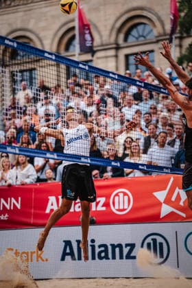Beachvolleyball Männer Allianz German Beach Club Finals Die Finals 2026 Hannover Finale Eintracht Spontent (Düsseldorf) vs. Hauptstadt Beacher (Berlin) 26.07.2026 Filo Wüst beim Angriff Hannover Opernplatz Niedersachsen Deutschland *** Men s Beach Volleyball Allianz German Beach Club Finals The 2026 Finals in Hanover: Eintracht Spontent Düsseldorf vs. Hauptstadt Beacher Berlin, July 26, 2026. Filo Wüst on the attack at Opernplatz in Hanover, Lower Saxony, Germany