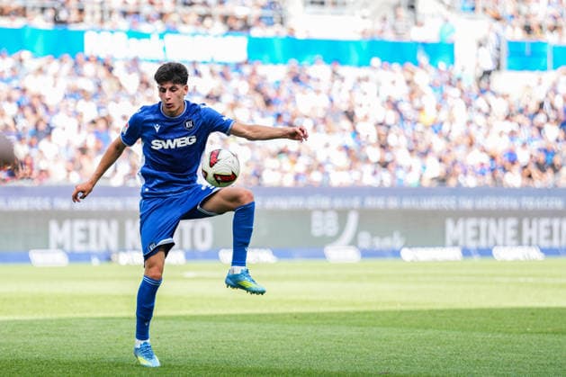 Freundschaftsspiel: Karlsruher SC vs FC Internazionale Milano, 26.07.2026 Deniz Ofli (Karlsruher SC, 3) mit einer Ballannahme Freundschaftsspiel: Karlsruher SC vs FC Internazionale Milano, BBBank Wildpark Karlsruhe, 26.07.2026 DFB DFL REGULATIONS PROHIBIT ANY USE OF PHOTOGRAPHS AS IMAGE SEQUENCES AND OR QUASI-VIDEO. *** Friendly Match: Karlsruher SC vs. FC Internazionale Milano, July 26, 2026; Deniz Ofli (Karlsruher SC), No. 3, controlling the ball; Friendly Match: Karlsruher SC vs. FC Internazionale Milano, BBBank Wildpark Karlsruhe, July 26, 2026 DFB and DFL regulations prohibit any use of photographs as image sequences and or quasi-video Copyright: xBEAUTIFULxSPORTS Boscox