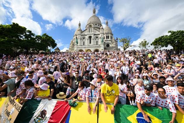 Fans at Montmartre pictured before stage 21 of the 2026 Tour de France cycling race, a stage of 130km from Thoiry to Paris Champs-Elysees , on Sunday 26 July 2026. The 113th edition of the Tour de France starts on Saturday 4 July in Barcelona, Spain, and will finish in Paris, France on the 26th of July. DAVIDxPINTENS  x182094325x
