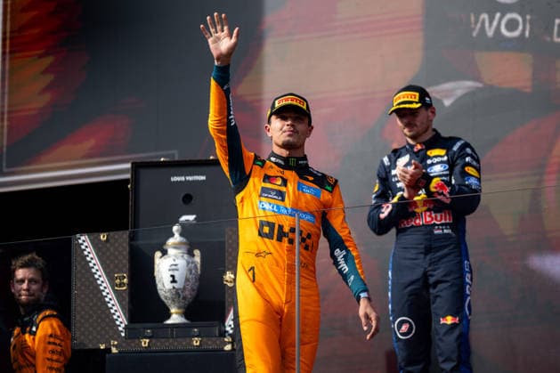 26.07.2026, HUN, Motorsport, FIA Formel 1 Weltmeisterschaft, Rennen, Saison 2026, Hungaroring Budapest, Großer Preis von Ungarn Lando Norris ( McLaren Mastercard Formula 1 Team, Großbritannien, 01 ) jubelt auf dem Podium bei der Siegerehrung über den Sieg, Mogyorod Hungaroring Pest Ungarn *** July 26, 2026, HUN, Motorsports, FIA Formula 1 World Championship, Race, 2026 Season, Hungaroring, Budapest, Hungarian Grand Prix, Lando Norris, McLaren Mastercard Formula 1 Team, Great Britain, 01 celebrates his victory on the podium during the award ceremony, Mogyorod, Hungaroring, Pest, Hungary Copyright: xNordphotox xMemmlerx