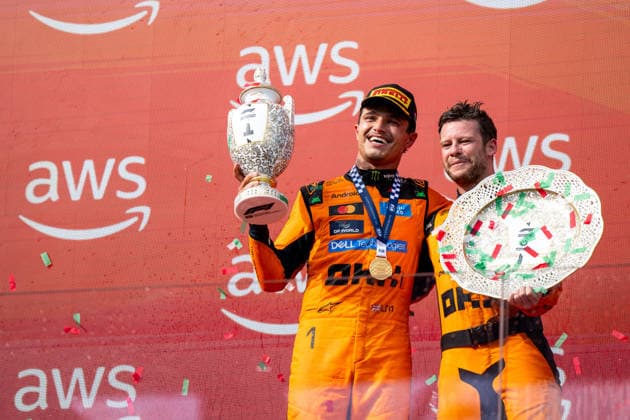 26.07.2026, HUN, Motorsport, FIA Formel 1 Weltmeisterschaft, Rennen, Saison 2026, Hungaroring Budapest, Großer Preis von Ungarn Lando Norris ( McLaren Mastercard Formula 1 Team, Großbritannien, 01 ) jubelt auf dem Podium mit Team Mitglied bei der Siegerehrung über den Sieg, Mogyorod Hungaroring Pest Ungarn *** July 26, 2026, HUN, Motorsports, FIA Formula 1 World Championship, Race, 2026 Season, Hungaroring Budapest, Hungarian Grand Prix, Lando Norris, McLaren Mastercard Formula 1 Team, Great Britain, 01 celebrates the victory on the podium with a teammate during the award ceremony, Mogyorod, Hungaroring, Pest, Hungary Copyright: xNordphotox xMemmlerx