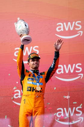 26.07.2026, HUN, Motorsport, FIA Formel 1 Weltmeisterschaft, Rennen, Saison 2026, Hungaroring Budapest, Großer Preis von Ungarn Lando Norris ( McLaren Mastercard Formula 1 Team, Großbritannien, 01 ) jubelt auf dem Podium bei der Siegerehrung über den Sieg, Mogyorod Hungaroring Pest Ungarn *** July 26, 2026, HUN, Motorsports, FIA Formula 1 World Championship, Race, 2026 Season, Hungaroring, Budapest, Hungarian Grand Prix, Lando Norris, McLaren Mastercard Formula 1 Team, Great Britain, 01 celebrates his victory on the podium during the award ceremony, Mogyorod, Hungaroring, Pest, Hungary Copyright: xNordphotox xMemmlerx