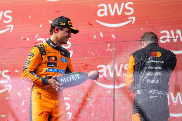 26.07.2026, HUN, Motorsport, FIA Formel 1 Weltmeisterschaft, Rennen, Saison 2026, Hungaroring Budapest, Großer Preis von Ungarn Lando Norris ( McLaren Mastercard Formula 1 Team, Großbritannien, 01 ) jubelt auf dem Podium bei der Siegerehrung über den Sieg, Mogyorod Hungaroring Pest Ungarn *** July 26, 2026, HUN, Motorsports, FIA Formula 1 World Championship, Race, 2026 Season, Hungaroring, Budapest, Hungarian Grand Prix, Lando Norris, McLaren Mastercard Formula 1 Team, Great Britain, 01 celebrates his victory on the podium during the award ceremony, Mogyorod, Hungaroring, Pest, Hungary Copyright: xNordphotox xMemmlerx