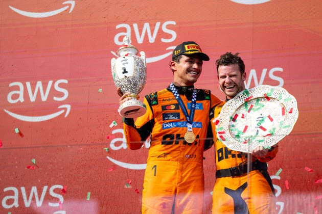 26.07.2026, HUN, Motorsport, FIA Formel 1 Weltmeisterschaft, Rennen, Saison 2026, Hungaroring Budapest, Großer Preis von Ungarn Lando Norris ( McLaren Mastercard Formula 1 Team, Großbritannien, 01 ) jubelt auf dem Podium mit Team Mitglied bei der Siegerehrung über den Sieg, Mogyorod Hungaroring Pest Ungarn *** July 26, 2026, HUN, Motorsports, FIA Formula 1 World Championship, Race, 2026 Season, Hungaroring Budapest, Hungarian Grand Prix, Lando Norris, McLaren Mastercard Formula 1 Team, Great Britain, 01 celebrates the victory on the podium with a teammate during the award ceremony, Mogyorod, Hungaroring, Pest, Hungary Copyright: xNordphotox xMemmlerx