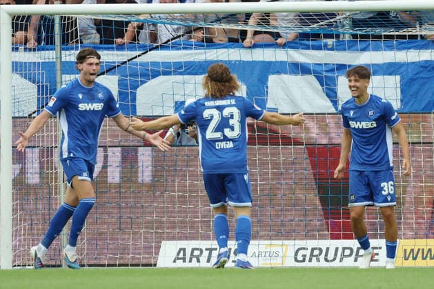 26.07.2026, xrekx, Fussball Testspiel, Karlsruher SC - Inter Mailand v.l. Torjubel nach dem Tor zum celebrating the goal celebrate 1:0 durch Tim Civeja (Karlsruher SC) mit Moritz Broschinski (Karlsruher SC) Rafael Pinto Pedrosa (Karlsruher SC) (DFL DFB REGULATIONS PROHIBIT ANY USE OF PHOTOGRAPHS as IMAGE SEQUENCES and or QUASI-VIDEO) Karlsruhe *** July 26, 2026, xrekx, Soccer Friendly Match, Karlsruher SC vs. Inter Milan – Goal celebration after Tim Civeja’s 1–0 goal for Karlsruher SC, featuring Moritz Broschinski and Rafael Pinto Pedrosa. Karlsruher SC. DFL and DFB regulations prohibit any use of photographs as image sequencesENCES and or QUASI-VIDEO, Karlsruhe