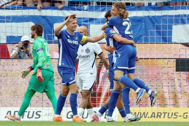 26.07.2026, xrekx, Fussball Testspiel, Karlsruher SC - Inter Mailand v.l. Torjubel nach dem Tor zum celebrating the goal celebrate 1:0 durch Tim Civeja (Karlsruher SC) mit Marvin Wanitzek (Karlsruher SC) Moritz Broschinski (Karlsruher SC) (DFL DFB REGULATIONS PROHIBIT ANY USE OF PHOTOGRAPHS as IMAGE SEQUENCES and or QUASI-VIDEO) Karlsruhe *** July 26, 2026, xrekx, Soccer Friendly Match, Karlsruher SC vs. Inter Milan – Goal celebration after Tim Civeja’s 1–0 goal for Karlsruher SC, featuring Marvin Wanitzek and Moritz Broschinski. Karlsruher SC. DFL and DFB regulations prohibit any use of photographs as image sequencesENCES and or QUASI-VIDEO, Karlsruhe