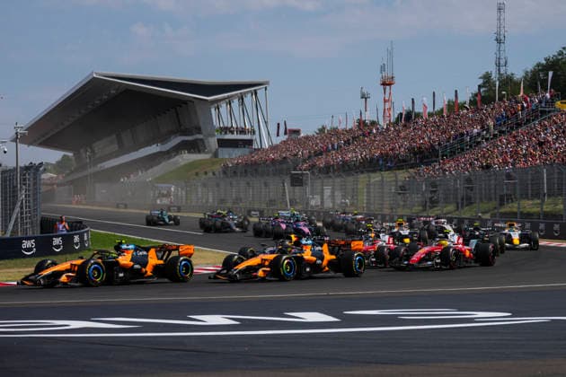 Formula 1 AWS Hungarian Grand Prix 2026. Lando Norris (GBR), McLaren Mastercard F1 Team, MCL40 race winner and Oscar Piastri (AUS) leading the race at the start during Formula 1 AWS Hungarian Grand Prix 2026. on July 26., 2026 in Hungaroring, Mogyorod, Hungary, Zsombor Toth Zsombor Toth Photography Mogyorod Hungaroring Pest Hungary Copyright: xZsomborxTothx