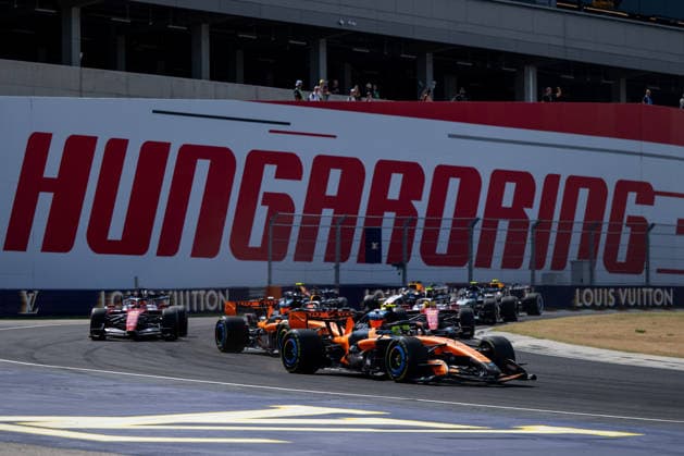 26.07.2026, HUN, Motorsport, FIA Formel 1 Weltmeisterschaft, Rennen, Saison 2026, Hungaroring Budapest, Großer Preis von Ungarn Lando Norris ( McLaren Mastercard Formula 1 Team, Großbritannien, 01 ) im MCL40, Oscar Piastri ( McLaren Mastercard Formula 1 Team, Australien, 81 ), Charles Leclerc ( Scuderia Ferrari HP, Monaco, 16 ) im SF-26, Lewis Hamilton ( Scuderia Ferrari HP, Großbritannien, 44 ) im SF-26 am Start Rennstart vor Branding in Kurve 2, Mogyorod Hungaroring Pest Ungarn *** July 26, 2026, HUN, Motorsports, FIA Formula 1 World Championship, Race, 2026 Season, Hungaroring, Budapest, Hungarian Grand Prix: Lando Norris, McLaren Mastercard Formula 1 Team, United Kingdom, 1st in the MCL40, Oscar Piastri, McLaren Mastercard Formula 1 Team, Australia, 81, Charles Leclerc, Scuderia Ferrari HP, Monaco, 16 in the SF 26, Lewis Hamilton, Scuderia Ferrari HP, Great Britain, No. 44 in the SF 26, at the start of the race before the branding in Turn 2, Mogyorod Hungaroring, Pest, Hungary Copyright: xNordphotox xMemmlerx