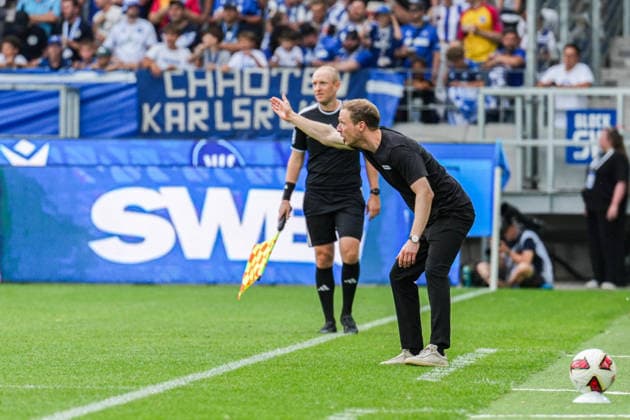 Freundschaftsspiel: Karlsruher SC vs FC Internazionale Milano, 26.07.2026 Maximilian Senft (Karlsruher SC, Trainer) mit Anweisungen Freundschaftsspiel: Karlsruher SC vs FC Internazionale Milano, BBBank Wildpark Karlsruhe, 26.07.2026 DFB DFL REGULATIONS PROHIBIT ANY USE OF PHOTOGRAPHS AS IMAGE SEQUENCES AND OR QUASI-VIDEO. *** Friendly Match: Karlsruher SC vs. FC Internazionale Milano, July 26, 2026; Maximilian Senft, Karlsruher SC coach, giving instructions; Friendly Match: Karlsruher SC vs. FC Internazionale Milano, BBBank Wildpark Karlsruhe, July 26, 2026 DFB and DFL regulations prohibit any use of photographs as image sequences and or quasi-video Copyright: xBEAUTIFULxSPORTS Boscox