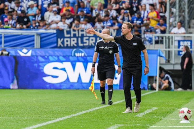 Freundschaftsspiel: Karlsruher SC vs FC Internazionale Milano, 26.07.2026 Maximilian Senft (Karlsruher SC, Trainer) mit Anweisungen Freundschaftsspiel: Karlsruher SC vs FC Internazionale Milano, BBBank Wildpark Karlsruhe, 26.07.2026 DFB DFL REGULATIONS PROHIBIT ANY USE OF PHOTOGRAPHS AS IMAGE SEQUENCES AND OR QUASI-VIDEO. *** Friendly Match: Karlsruher SC vs. FC Internazionale Milano, July 26, 2026; Maximilian Senft, Karlsruher SC coach, giving instructions; Friendly Match: Karlsruher SC vs. FC Internazionale Milano, BBBank Wildpark Karlsruhe, July 26, 2026 DFB and DFL regulations prohibit any use of photographs as image sequences and or quasi-video Copyright: xBEAUTIFULxSPORTS Boscox
