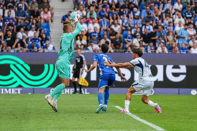 Freundschaftsspiel: Karlsruher SC vs FC Internazionale Milano, 26.07.2026 Hans Christian Bernat (Karlsruher SC, 1) der Ball aus der Luft holt Freundschaftsspiel: Karlsruher SC vs FC Internazionale Milano, BBBank Wildpark Karlsruhe, 26.07.2026 DFB DFL REGULATIONS PROHIBIT ANY USE OF PHOTOGRAPHS AS IMAGE SEQUENCES AND OR QUASI-VIDEO. *** Friendly match: Karlsruher SC vs. FC Internazionale Milano, July 26, 2026. Hans Christian Bernat (Karlsruher SC) catches the ball out of the air. Friendly match: Karlsruher SC vs. FC Internazionale Milano, BBBank Wildpark Karlsruhe, July 26, 2026 DFB and DFL regulations prohibit any use of photographs as image sequences and or quasi-video Copyright: xBEAUTIFULxSPORTS Boscox