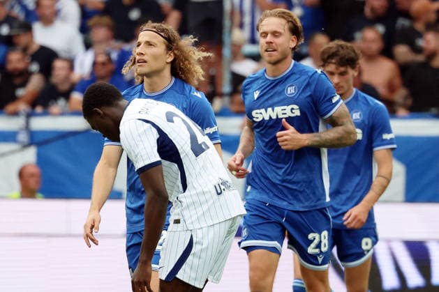 26.07.2026, xrekx, Fussball Testspiel, Karlsruher SC - Inter Mailand v.l. Torjubel nach dem Tor zum celebrating the goal celebrate 1:0 durch Tim Civeja (Karlsruher SC) mit Marcel Franke (Karlsruher SC) Ebenezer Akinsanmiro (Inter Mailand) enttaeuscht, enttäuscht, schaut enttaeuscht, niedergeschlagen, disappointed (DFL DFB REGULATIONS PROHIBIT ANY USE OF PHOTOGRAPHS as IMAGE SEQUENCES and or QUASI-VIDEO) Karlsruhe *** July 26, 2026, xrekx, soccer friendly match, Karlsruher SC vs. Inter Milan, goal celebration after Tim Civeja’s 1–0 goal for Karlsruher SC, featuring Marcel Franke and Ebenezer Akinsanmiro; Inter Milan looks disappointed, dejected, looks disappointed, dejected, DFL DFB REGULATIONS PROHIBIT ANY USE OF PHOTOGRAPHS as IMAGE SEQUENCES and or QUASI-VIDEO Karlsruhe