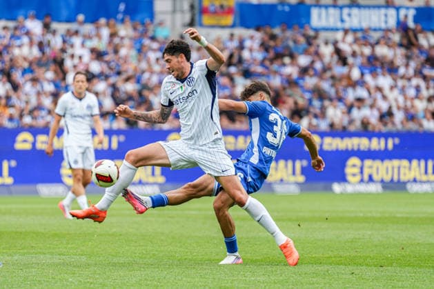 Freundschaftsspiel: Karlsruher SC vs FC Internazionale Milano, 26.07.2026 Zweikampf zwischen Alessandro Bastoni (FC Internaziolane Milano, 95) und Rafael Pinto Pedrosa (Karlsruher SC, 36) Freundschaftsspiel: Karlsruher SC vs FC Internazionale Milano, BBBank Wildpark Karlsruhe, 26.07.2026 DFB DFL REGULATIONS PROHIBIT ANY USE OF PHOTOGRAPHS AS IMAGE SEQUENCES AND OR QUASI-VIDEO. *** Friendly Match: Karlsruher SC vs. FC Internazionale Milano, July 26, 2026. A tackle between Alessandro Bastoni (FC Internazionale Milano, 95) and Rafael Pinto Pedrosa (Karlsruher SC, 36). Friendly Match: Karlsruher SC vs. FC Internazionale Milano, BBBank Wildpark Karlsruhe, July 26, 2026 DFB and DFL regulations prohibit any use of photographs as image sequences and or quasi-video Copyright: xBEAUTIFULxSPORTS Boscox