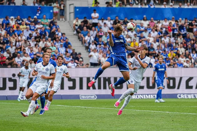 Freundschaftsspiel: Karlsruher SC vs FC Internazionale Milano, 26.07.2026 Kopfball von Sebastian Jung (Karlsruher SC, 2) Freundschaftsspiel: Karlsruher SC vs FC Internazionale Milano, BBBank Wildpark Karlsruhe, 26.07.2026 DFB DFL REGULATIONS PROHIBIT ANY USE OF PHOTOGRAPHS AS IMAGE SEQUENCES AND OR QUASI-VIDEO. *** Friendly Match: Karlsruher SC vs. FC Internazionale Milano, July 26, 2026; Header by Sebastian Jung (Karlsruher SC), 2; Friendly Match: Karlsruher SC vs. FC Internazionale Milano, BBBank Wildpark Karlsruhe, July 26, 2026 DFB and DFL regulations prohibit any use of photographs as image sequences and or quasi-video Copyright: xBEAUTIFULxSPORTS Boscox