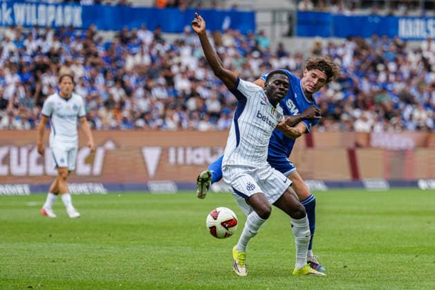 Freundschaftsspiel: Karlsruher SC vs FC Internazionale Milano, 26.07.2026 Zweikampf zwischen Gabriele Re Cecconi (FC Internaziolane Milano, 24) und Moritz Broschinski (Karlsruher SC, 9) Freundschaftsspiel: Karlsruher SC vs FC Internazionale Milano, BBBank Wildpark Karlsruhe, 26.07.2026 DFB DFL REGULATIONS PROHIBIT ANY USE OF PHOTOGRAPHS AS IMAGE SEQUENCES AND OR QUASI-VIDEO. *** Friendly Match: Karlsruher SC vs. FC Internazionale Milano, July 26, 2026. A tackle between Gabriele Re Cecconi (FC Internazionale Milano, No. 24) and Moritz Broschinski (Karlsruher SC, No. 9). Friendly Match: Karlsruher SC vs. FC Internazionale Milano, BBBank Wildpark Karlsruhe, July 26, 2026 DFB and DFL regulations prohibit any use of photographs as image sequences and or quasi-video Copyright: xBEAUTIFULxSPORTS Boscox