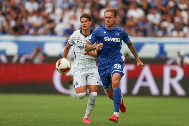 Luka Topalovic (Inter Mailand, 58) im Zweikampf mit Marcel Franke (Karlsruher SC, 28) , GER, Karlsruher SC vs. Inter Mailand, Fussball, Testspiel, 2026 2027, 26.07.2026, DFL REGULATIONS PROHIBIT ANY USE OF PHOTOGRAPHS AS IMAGE SEQUENCES AND OR QUASI-VIDEO, GER, Karlsruher SC vs. Inter Mailand, Fussball, Testspiel, 2026 2027, 26.07.2026 Karlsruhe *** Luka Topalovic, Inter Milan, 58, in a tackle with Marcel Franke, Karlsruher SC, 28, GER, Karlsruher SC vs. Inter Milan, soccer, friendly match, 2026–2027, July 26, 2026, DFL regulations prohibit any use of photographs as image sequences and or quasi-video, GER, Karlsruher SC vs. Inter Milan, soccer, friendly match, 2026–2027, July 26, 2026, Karlsruhe Copyright: xEibner-Pressefoto JanxPrihodax EP_JPA