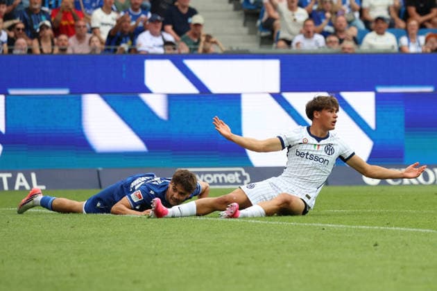 26.07.2026, xrekx, Fussball Testspiel, Karlsruher SC - Inter Mailand v.l. Rafael Pinto Pedrosa (Karlsruher SC) Mattia Mosconi (Inter Mailand) gibt Anweisungen, gestikuliert, mit den Armen gestikulieren gives instructions, gesticulate (DFL DFB REGULATIONS PROHIBIT ANY USE OF PHOTOGRAPHS as IMAGE SEQUENCES and or QUASI-VIDEO) Karlsruhe *** July 26, 2026, xrekx, Soccer Friendly Match, Karlsruher SC vs. Inter Milan v l Rafael Pinto Pedrosa Karlsruher SC Mattia Mosconi Inter Milan gives instructions, gesticulates, gesticulates with his arms, gesticulates DFL DFB REGULATIONS PROHIBIT ANY USE OF PHOTOGRAPHS as IMAGE SEQUENCES and or QUASI-VIDEO Karlsruhe