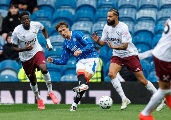 26.07.2026 Rangers v West Ham: Dan Neil of Rangers with Mohamadou Kante and Pablo Felipe Pereira de Jesus of West Ham United  Copyright: xWilliexVassx NINTCHDBPICT001097743378