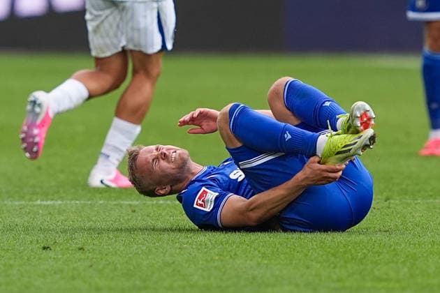 26.07.2026, xydrx, Fußball, Testspiel, Saisoneröffnung, Karlsruher SC - Inter Mailand, Saison 2026 2027, BBBank Wildpark: Santeri Vaeaenaenen (Karlsruher SC, 6) liegt mit Schmerzen am Boden DFB regulations prohibit any use of photographs as image sequences and or quasi-video. *** July 26, 2026, xydrx, soccer, exhibition match, season opener, Karlsruher SC vs. Inter Milan, 2026–2027 season, BBBank Wildpark, Santeri Vaeaenaenen, Karlsruher SC, No. 6 is lying on the ground in pain. DFB regulations prohibit any use of photographs as image sequences and or quasi-video. Copyright: HMBxMedia YannisxDreimann