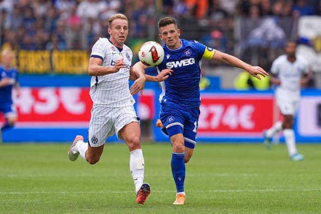 26.07.2026, xydrx, Fußball, Testspiel, Saisoneröffnung, Karlsruher SC - Inter Mailand, Saison 2026 2027, BBBank Wildpark: Davide Frattesi (Inter Mailand, 16) im Zweikampf gegen Marvin Wanitzek (Karlsruher SC, 10) DFB regulations prohibit any use of photographs as image sequences and or quasi-video. *** July 26, 2026, xydrx, soccer, friendly match, season opener, Karlsruher SC vs. Inter Milan, 2026–2027 season, BBBank Wildpark, Davide Frattesi (Inter Milan), No. 16 in a tackle against Marvin Wanitzek (Karlsruher SC), No. 10. DFB regulations prohibit any use of photographs as image sequences and or quasi-video. Copyright: HMBxMedia YannisxDreimann