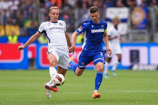 26.07.2026, xydrx, Fußball, Testspiel, Saisoneröffnung, Karlsruher SC - Inter Mailand, Saison 2026 2027, BBBank Wildpark: Davide Frattesi (Inter Mailand, 16) im Zweikampf gegen Marvin Wanitzek (Karlsruher SC, 10) DFB regulations prohibit any use of photographs as image sequences and or quasi-video. *** July 26, 2026, xydrx, soccer, friendly match, season opener, Karlsruher SC vs. Inter Milan, 2026–2027 season, BBBank Wildpark, Davide Frattesi (Inter Milan), No. 16 in a tackle against Marvin Wanitzek (Karlsruher SC), No. 10. DFB regulations prohibit any use of photographs as image sequences and or quasi-video. Copyright: HMBxMedia YannisxDreimann