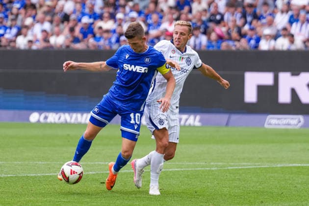 26.07.2026, xydrx, Fußball, Testspiel, Saisoneröffnung, Karlsruher SC - Inter Mailand, Saison 2026 2027, BBBank Wildpark: Marvin Wanitzek (Karlsruher SC, 10) im Zweikampf gegen Davide Frattesi (Inter Mailand, 16) DFB regulations prohibit any use of photographs as image sequences and or quasi-video. *** July 26, 2026, xydrx, soccer, friendly match, season opener, Karlsruher SC vs. Inter Milan, 2026–2027 season, BBBank Wildpark, Marvin Wanitzek, Karlsruher SC, No. 10 in a tackle against Davide Frattesi, Inter Milan, No. 16. DFB regulations prohibit any use of photographs as image sequences and or quasi-video. Copyright: HMBxMedia YannisxDreimann
