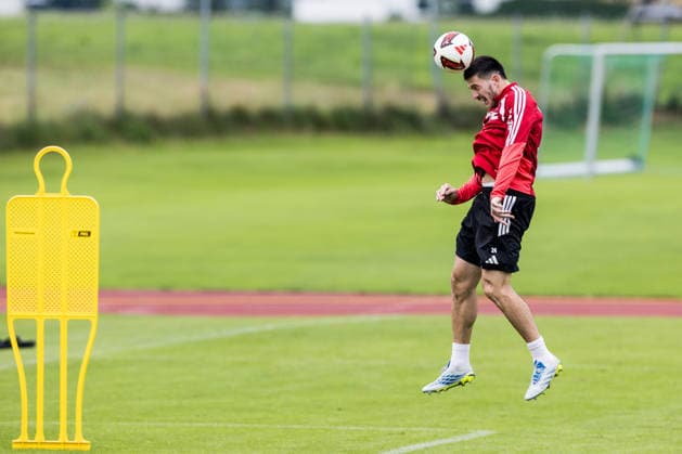 ST. JOHANN IN TIROL, AUSTRIA - JULY 26: Luka Lochoshvili (1. FC Koeln, 24) controls the ball via header during a training session at trainings camp in Kitzbuehel of season 2026 27 at Koasastadion on July 26, 2026 in St. Johann in Tirol, Austria. Austria Copyright: xSteffiexWunderlx