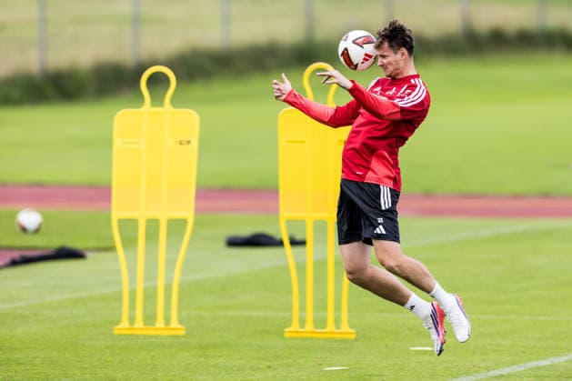 ST. JOHANN IN TIROL, AUSTRIA - JULY 26: Rav van den Berg (1. FC Koeln, 33) controls the ball via header during a training session at trainings camp in Kitzbuehel of season 2026 27 at Koasastadion on July 26, 2026 in St. Johann in Tirol, Austria. Austria Copyright: xSteffiexWunderlx