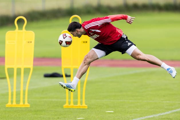 ST. JOHANN IN TIROL, AUSTRIA - JULY 26: Luka Lochoshvili (1. FC Koeln, 24) controls the ball via header during a training session at trainings camp in Kitzbuehel of season 2026 27 at Koasastadion on July 26, 2026 in St. Johann in Tirol, Austria. Austria Copyright: xSteffiexWunderlx