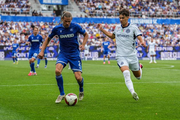 Freundschaftsspiel: Karlsruher SC vs FC Internazionale Milano, 26.07.2026 Zweikampf zwischen Sebastian Jung (Karlsruher SC, 2) und Luka Topalovic (FC Internazionale Milano, 58) Freundschaftsspiel: Karlsruher SC vs FC Internazionale Milano, BBBank Wildpark Karlsruhe, 26.07.2026 DFB DFL REGULATIONS PROHIBIT ANY USE OF PHOTOGRAPHS AS IMAGE SEQUENCES AND OR QUASI-VIDEO. *** Friendly Match: Karlsruher SC vs. FC Internazionale Milano, July 26, 2026. Tackle between Sebastian Jung (Karlsruher SC, 2) and Luka Topalovic (FC Internazionale Milano, 58). Friendly Match: Karlsruher SC vs. FC Internazionale Milano, BBBank Wildpark Karlsruhe, July 26, 2026 DFB and DFL regulations prohibit any use of photographs as image sequences and or quasi-video Copyright: xBEAUTIFULxSPORTS Boscox