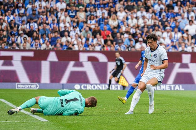 Freundschaftsspiel: Karlsruher SC vs FC Internazionale Milano, 26.07.2026 Hans Christian Bernat (Karlsruher SC, 1) der vor Matteo Lavelli (FC Internazionale Milano, 53) am Ball ist Freundschaftsspiel: Karlsruher SC vs FC Internazionale Milano, BBBank Wildpark Karlsruhe, 26.07.2026 DFB DFL REGULATIONS PROHIBIT ANY USE OF PHOTOGRAPHS AS IMAGE SEQUENCES AND OR QUASI-VIDEO. *** Friendly Match: Karlsruher SC vs. FC Internazionale Milano, July 26, 2026. Hans Christian Bernat (Karlsruher SC, No. 1) is in possession of the ball ahead of Matteo Lavelli (FC Internazionale Milano, No. 53). Friendly Match: Karlsruher SC vs. FC Internazionale Milano, BBBank Wildpark Karlsruhe, July 26, 2026 DFB and DFL regulations prohibit any use of photographs as image sequences and or quasi-video Copyright: xBEAUTIFULxSPORTS Boscox