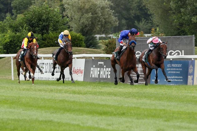 26.07.2026, Muenchen, Bayern, GER - Western mit Thore Hammer-Hansen gewinnt. Galopprennbahn Muenchen-Riem. (Pferd, Jockey, Western, Hammer-Hansen, Sieg, Ziel, Zielankunft) 260726WB970MUENCHEN.JPG *** July 26, 2026, Munich, Bavaria, GER: Thore Hammer Hansen Wins Western Riding Event at Munich-Riem Racetrack Horse, Jockey, Western, Hammer Hansen, Victory, Finish Line, Finish 260726WB970MUENCHEN JPG
