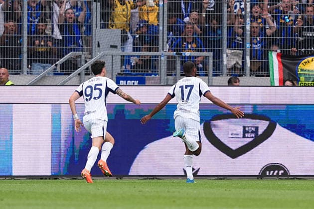 26.07.2026, xydrx, Fußball, Testspiel, Saisoneröffnung, Karlsruher SC - Inter Mailand, Saison 2026 2027, BBBank Wildpark: Torjubel nach dem Tor zum 1:1 für Inter Mailand durch Torschütze Andy Alune Diouf (Inter Mailand, 17) zusammen mit Alessandro Bastoni (Inter Mailand, 95) DFB regulations prohibit any use of photographs as image sequences and or quasi-video. *** July 26, 2026, xydrx, soccer, friendly match, season opener, Karlsruher SC vs. Inter Milan, 2026–2027 season, BBBank Wildpark: Jubilation after Inter Milan’s 1–1 goal scored by Andy Alune Diouf (Inter Milan, 17), alongside Alessandro Bastoni (Inter Milan, 95). DFB regulations prohibit any use of photographs as image sequences and or quasi-video. Copyright: HMBxMedia YannisxDreimann