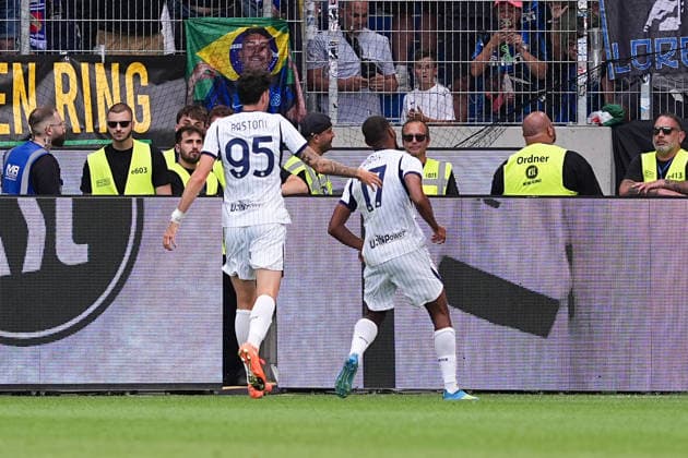 26.07.2026, xydrx, Fußball, Testspiel, Saisoneröffnung, Karlsruher SC - Inter Mailand, Saison 2026 2027, BBBank Wildpark: Torjubel nach dem Tor zum 1:1 für Inter Mailand durch Torschütze Andy Alune Diouf (Inter Mailand, 17) zusammen mit Alessandro Bastoni (Inter Mailand, 95) DFB regulations prohibit any use of photographs as image sequences and or quasi-video. *** July 26, 2026, xydrx, soccer, friendly match, season opener, Karlsruher SC vs. Inter Milan, 2026–2027 season, BBBank Wildpark: Jubilation after Inter Milan’s 1–1 goal scored by Andy Alune Diouf (Inter Milan, 17), alongside Alessandro Bastoni (Inter Milan, 95). DFB regulations prohibit any use of photographs as image sequences and or quasi-video. Copyright: HMBxMedia YannisxDreimann