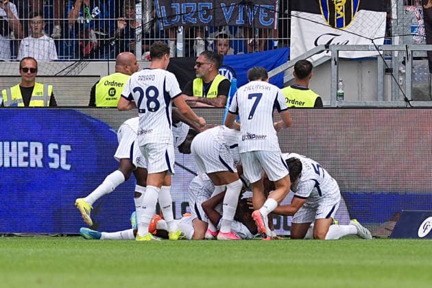 26.07.2026, xydrx, Fußball, Testspiel, Saisoneröffnung, Karlsruher SC - Inter Mailand, Saison 2026 2027, BBBank Wildpark: Torjubel nach dem Tor zum 1:1 für Inter Mailand durch Torschütze Andy Alune Diouf (Inter Mailand, 17) zusammen mit Alessandro Bastoni (Inter Mailand, 95) und Benjamin Jacques Marcel Pavard (Inter Mailand, 28) Piotr Sebastian Zielinski (Inter Mailand, 7) DFB regulations prohibit any use of photographs as image sequences and or quasi-video. *** July 26, 2026, xydrx, soccer, friendly match, season opener, Karlsruher SC vs. Inter Milan, 2026–2027 season, BBBank Wildpark: Celebrations after Inter Milan’s 1–1 goal scored by Andy Alune Diouf (Inter Milan, 17), alongside Alessandro Bastoni (Inter Milan, 95) and Benjamin Jacques Marcel Pavard (Inter Milan), 28 Piotr Sebastian Zielinski (Inter Milan, 7). DFB regulations prohibit any use of photographs as image sequences and or quasi-video Copyright: HMBxMedia YannisxDreimann