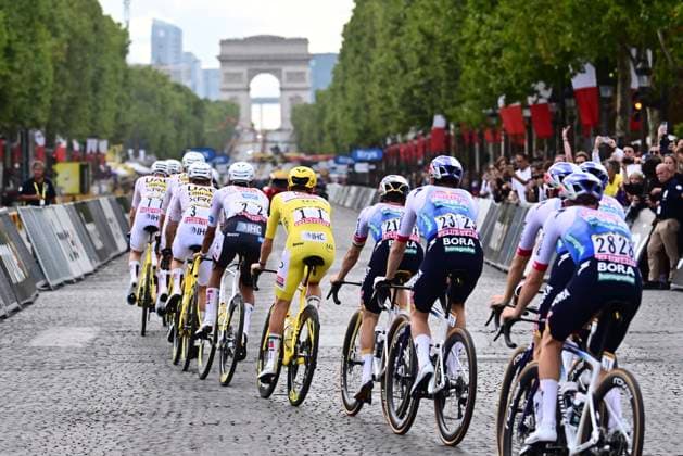 Tour de France 2026 Stage 21 PARIS CHAMPS-ELYSEES, FRANCE - JULY 26 : Del Toro Isaac (MEX) of UAE Team Emirates - XRG, Pogacar Tadej (SLO) of UAE Team Emirates - XRG, Evenepoel Remco (BEL) of Red Bull - BORA - Hansgrohe during stage 21 of the 113rd edition of Tour de France an UCI World Tour 2.UWT cycling road race stage for Men Elite of 130 km with start in Thoiry and finish in Paris Champs-Elysees on July 26, 2026 in Paris Champs-Elysees, France, 26 07 2026 Paris Champs-Elysees France  Copyright: xPeterxDexVoechtx