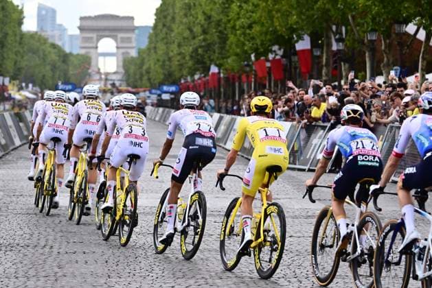 Tour de France 2026 Stage 21 PARIS CHAMPS-ELYSEES, FRANCE - JULY 26 : Del Toro Isaac (MEX) of UAE Team Emirates - XRG, Pogacar Tadej (SLO) of UAE Team Emirates - XRG, Evenepoel Remco (BEL) of Red Bull - BORA - Hansgrohe during stage 21 of the 113rd edition of Tour de France an UCI World Tour 2.UWT cycling road race stage for Men Elite of 130 km with start in Thoiry and finish in Paris Champs-Elysees on July 26, 2026 in Paris Champs-Elysees, France, 26 07 2026 Paris Champs-Elysees France  Copyright: xPeterxDexVoechtx