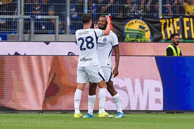 26.07.2026, xydrx, Fußball, Testspiel, Saisoneröffnung, Karlsruher SC - Inter Mailand, Saison 2026 2027, BBBank Wildpark: Torjubel nach dem Tor zum 2:1 für Inter Mailand durch Torschütze Andy Alune Diouf (Inter Mailand, 17) zusammen mit Benjamin Jacques Marcel Pavard (Inter Mailand, 28) DFB regulations prohibit any use of photographs as image sequences and or quasi-video. *** July 26, 2026, xydrx, soccer, friendly match, season opener, Karlsruher SC vs. Inter Milan, 2026–2027 season, BBBank Wildpark: Cheers after Inter Milan’s 2–1 goal scored by Andy Alune Diouf (No. 17), alongside Benjamin Jacques Marcel Pavard (No. 28). DFB regulations prohibit any use of photographs as image sequences and or quasi-video. Copyright: HMBxMedia YannisxDreimann