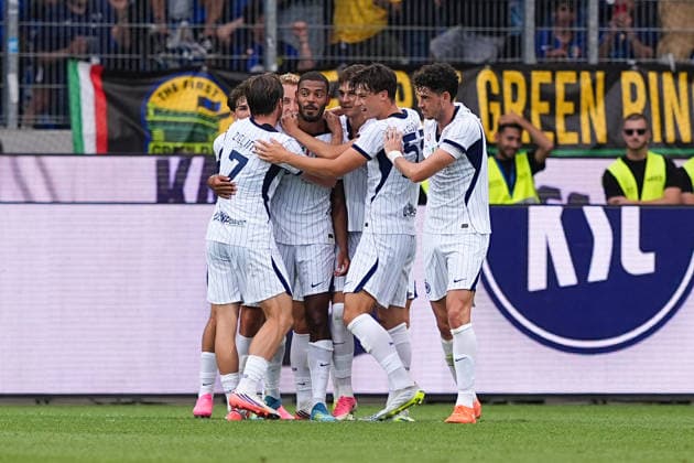 26.07.2026, xydrx, Fußball, Testspiel, Saisoneröffnung, Karlsruher SC - Inter Mailand, Saison 2026 2027, BBBank Wildpark: Torjubel nach dem Tor zum 2:1 für Inter Mailand durch Torschütze Andy Alune Diouf (Inter Mailand, 17) zusammen mit Benjamin Jacques Marcel Pavard (Inter Mailand, 28) und Piotr Sebastian Zielinski (Inter Mailand, 7) DFB regulations prohibit any use of photographs as image sequences and or quasi-video. *** July 26, 2026, xydrx, soccer, exhibition match, season opener, Karlsruher SC vs. Inter Milan, 2026–2027 season, BBBank Wildpark: Celebration after Inter Milan’s 2–1 goal scored by Andy Alune Diouf, No. 17, along with Benjamin Jacques Marcel Pavard (Inter Milan, No. 28) and Piotr Sebastian Zielinski (Inter Milan, No. 7). DFB regulations prohibit any use of photographs as image sequences and or quasi-video content. Copyright: HMBxMedia YannisxDreimann